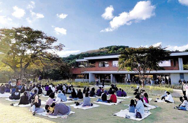 부산시 수영구 복합문화공간 도모헌의 소소풍 정원에서 시민들이 재즈공연을 즐기고 있다. 이 공간은 15분도시 취지로 조성된 생활문화 거점이다. 도모헌은 옛 부산시장 관사를 도심에서 문화와 휴식을 두루 즐길 수 있는 복합문화공간으로 새롭게 탈바꿈시킨 곳이다. 부산시 제공