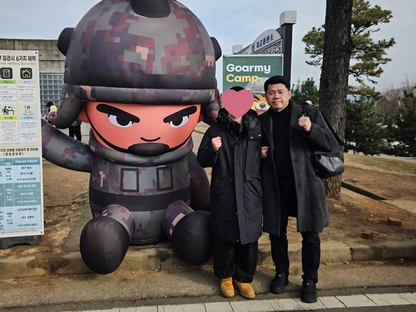 ▲ 15일 오후 김준형 조국혁신당 의원이 아들 군입대 직전 아들과 함께 논산 육군훈련소에서 찍은 사진을 공개했다. 사진=김준형 의원 페이스북