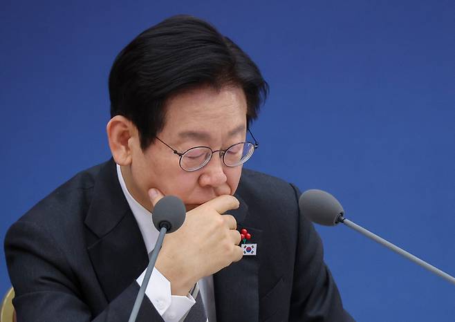 이재명 대통령이 지난 12일 세종시 정부세종컨벤션센터에서 열린 교육부·국가교육위원회·법제처 업무보고에서 자료를 보며 보고를 경청하고 있다. [연합뉴스]