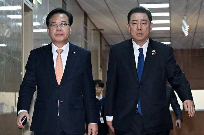 송언석 국민의힘 원내대표(왼쪽)과 김병기 더불어민주당 원내대표(오른쪽)가 지난 9일 서울 여의도 국회에서 우원식 국회의장과 회동을 가진 뒤 의장실을 나서고 있다. [연합뉴스]