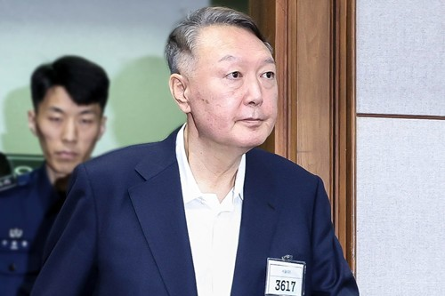 법정 들어서는 윤석열 전 대통령. [연합뉴스]
