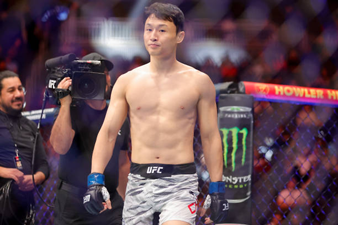 명예의 전당 헌액자 ‘코리안 슈퍼보이’ 최두호가 2024년 12월 미국 네바다주 라스베이거스 티모바일 아레나 UFC 310 메인카드 제1경기를 위해 입장하고 있다. 사진=TKO