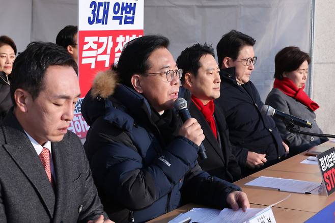 송언석 국민의힘 원내대표가 15일 대통령 주재 부처별 업무보고와 관련해 "일하는 기분을 내기 위한 쇼만 하지말고 국가와 국민을 위한 일이 무엇인지 다시 챙겨버기를 촉구한다"고 밝혔다. 사진은 15일 송 원내대표가 서울 여의도 국회 앞 천막 당사에서 열린 국민의힘 최고위원회의에서 발언하는 모습. /사진=뉴스1