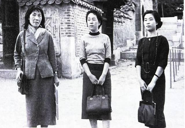 1958년 덕수궁에 나들이 간 천경자, 박경리, 한말숙.(왼쪽부터)