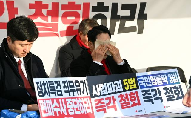 장동혁 ‘천막농성’  : 장동혁(앞줄 오른쪽) 국민의힘 대표가 15일 오전 국회 본관 앞 농성 천막에서 열린 최고위원회의에서 눈을 닦고 있다.  곽성호 기자