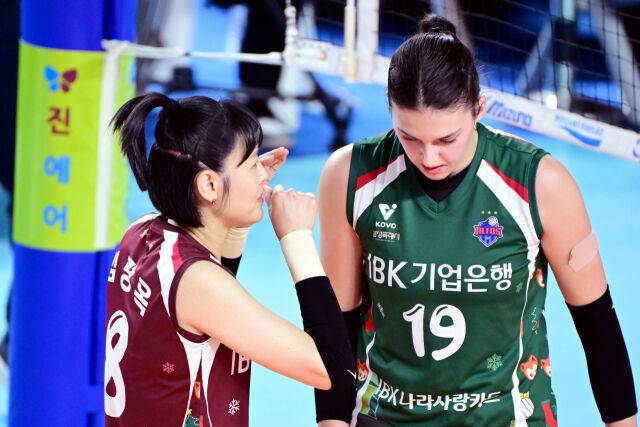 IBK기업은행 임명옥이 경기에서 빅토리아와 이야기를 나누고 있다. / 한국배구연맹 (KOVO)