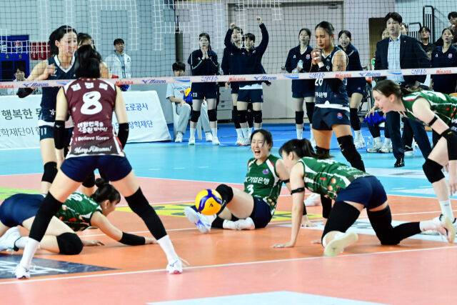 IBK기업은행 임명옥과 선수들이 아쉬워 하고 있다. / 한국배구연맹 (KOVO)