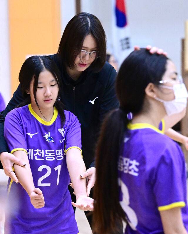경기 전 정대영 감독이 지도하고 있다 / 한국배구연맹(KOVO)