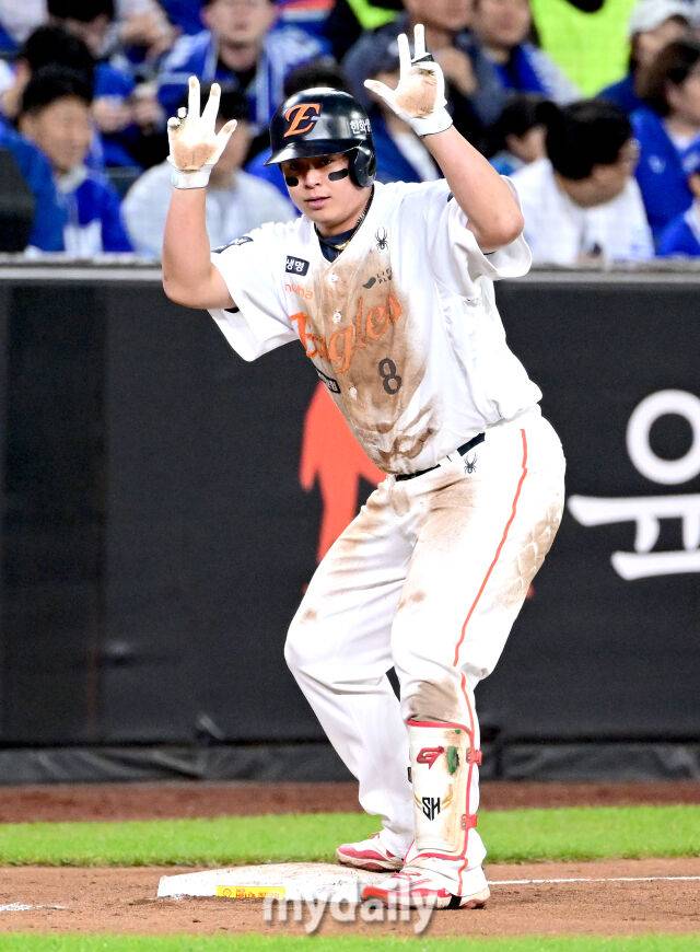 2025년 10월 24일 오후 대전한화생명볼파크에서 열린 '2025 신한 SOL BANK KBO 포스트 시즌' 삼성 라이온즈와 한화 이글스의 플레이오프(PO) 5차전 경기. 한화 노시환이 8회말 1사 후 3루타를 친 뒤 기뻐하고 있다./마이데일리