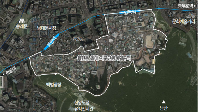 서울역부터 충무로역까지 이어진 지역을 흰색 선으로 둘러싼 항공 사진이다. 이미지에는 남산, 백범광장, 남대문시장 등의 지명이 표시되어 있다.