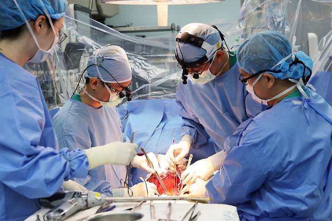 서울아산병원 장기이식센터 폐이식팀 최세훈·이근동 교수(왼쪽 두 번째, 세 번째)가 지난달 21일(금) 300번째 폐이식 수술을 하고 있다.