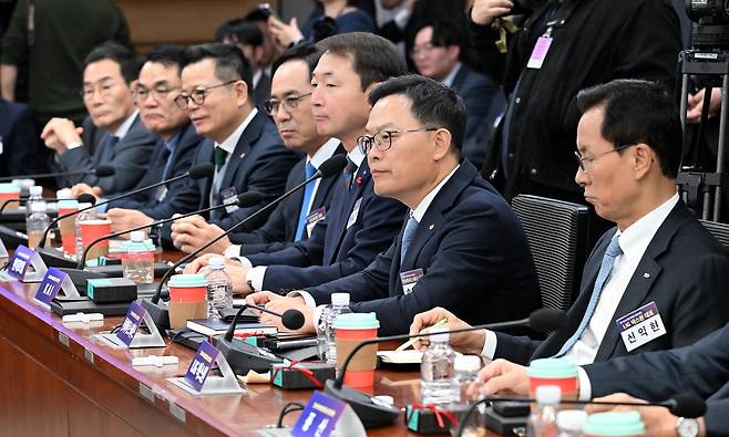 손재일(오른쪽 두번째) 한화에어로스페이스 대표가 15일 오전 서울 여의도 국회 의원회관에서 열린 K-방산 리더스 포럼에서 김민석 국무총리의 모두발언을 경청하고 있다. 이상섭 기자