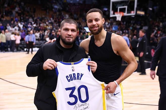 NBA 슈퍼스타 스테픈 커리와 기념촬영중인 하빕 누르마고메도프 [게티이미지]
