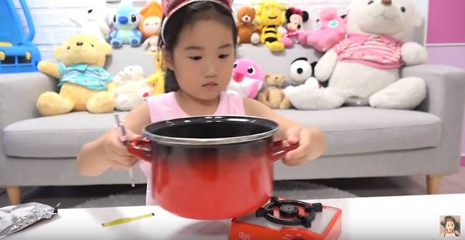 보람이의 아빠 삼촌 몰래 라면 끓여 먹기 주방놀이라는 제목의 유튜브 영상. [보람튜브 브이로그 갈무리]