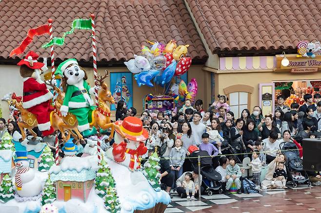 ‘캐치! 티니핑’과 함께한 롯데월드 어드벤처, 겨울시즌 축제 ‘트윙클 미라클 윈터’