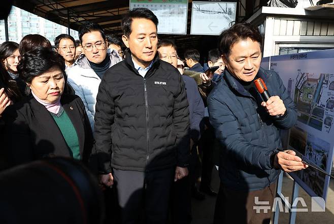 [서울=뉴시스] 최진석 기자 = 오세훈 서울시장이 15일 서울 광진구 동서울터미널 부지 현장을 찾아 공공개발담당관으로부터 개발계획 보고를 받고 있다. 2025.12.15. myjs@newsis.com