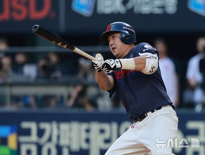 [서울=뉴시스] 고범준 기자 = 1일 서울 송파구 잠실야구장에서 열린 2024 KBO리그 롯데 자이언츠와 두산 베어스의 경기, 연장 12회초 2사 1,3루 롯데 정훈이 안타를 치고 있다. 2024.09.01. bjko@newsis.com