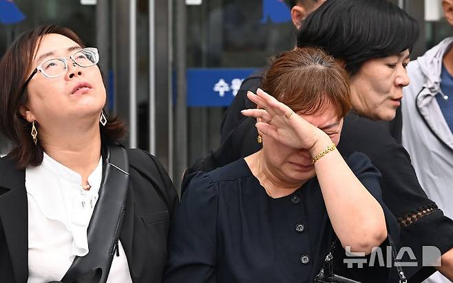 [수원=뉴시스] 공장 화재로 23명의 사망자가 발생한 화성 리튬전지 제조업체 아리셀 박순관 대표의 1심선고가 열린 23일 아리셀 참사 유가족들이 경기 수원지방법원 앞에서 입장을 밝히고 있다. 지난 9월 23일 수원지법 형사14부(부장판사 고권홍)는 중대재해처벌법으로 기소된 아리셀 박순관 대표에게 1심에서 징역 15년을 선고했다. (사진=뉴시스DB). photo@newsis.com