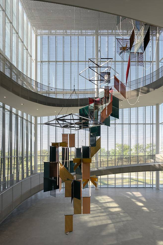 〈유동 봉헌 – 삼합 나무 그늘Liquid Votive – Tree Shade Triad〉2025 Aluminum venetian blinds, powder-coated aluminum hanging structure,steel wire rope, LED tubes, laser lighting, SMPS, wireless module, cable 2,362 x 1,086 x 1,086 cm사진: ANPIS FOTO Courtesy of the artist 이미지 제공: 국제갤러리 *재판매 및 DB 금지