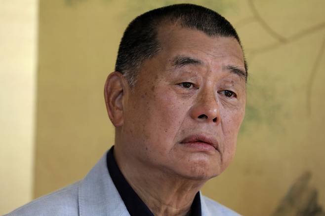 [홍콩=AP/뉴시스] 홍콩 법원은 15일 대표적 반중 성향 언론 빈과일보 창업주 지미 라이(78)에 대해 홍콩국가보안법을 등을 위반한 혐의로 유죄 판결을 내렸다. 사진은 라이가 2020년 7월 1일 홍콩에서 인터뷰하는 모습. 2025.12.15.