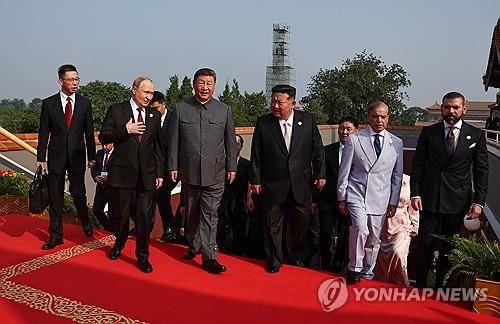 김정은 국무위원장이 등장하는 타임지 선정 100대 사진 블라디미르 푸틴 러시아 대통령, 시진핑 중국 국가주석, 김정은 북한 국무위원장, 셰바즈 샤리프 파키스탄 총리 및 각국 대표단 수장들이 9월 3일 중국 베이징에서 열린 제2차 세계대전 종전 80주년 기념 군사 퍼레이드에 참석하는 모습.  [EPA/ALEXANDER KAZAKOV /SPUTNIK/KREMLIN/POOL=연합뉴스 자료사진. 재판매 및 DB금지]