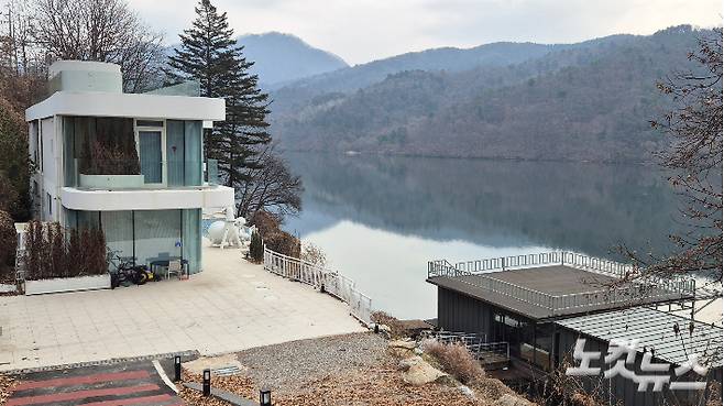 경기도 가평 북한강 수변에 위치한 이희진씨 장인 법인 소유의 별장. 송선교 기자