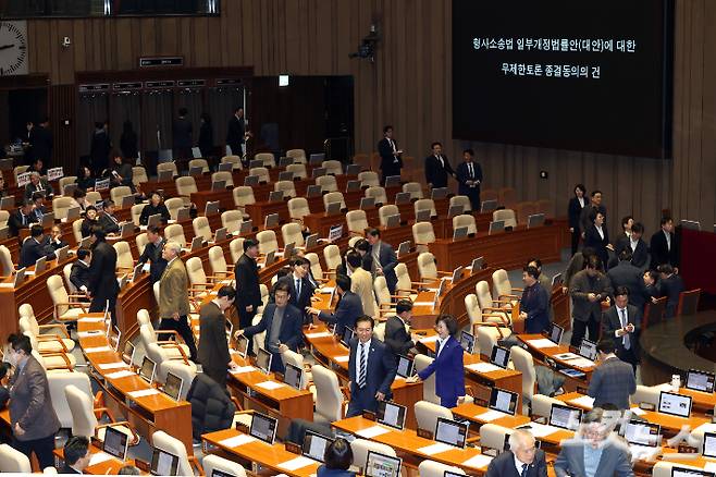 12일 서울 여의도 국회에서 열린 본회의에서 국민의힘 불참 속에 형사소송법 일부개정법률안(대안)에 대한 무제한토론 종결 동의 투표가 진행되고 있다. 윤창원 기자