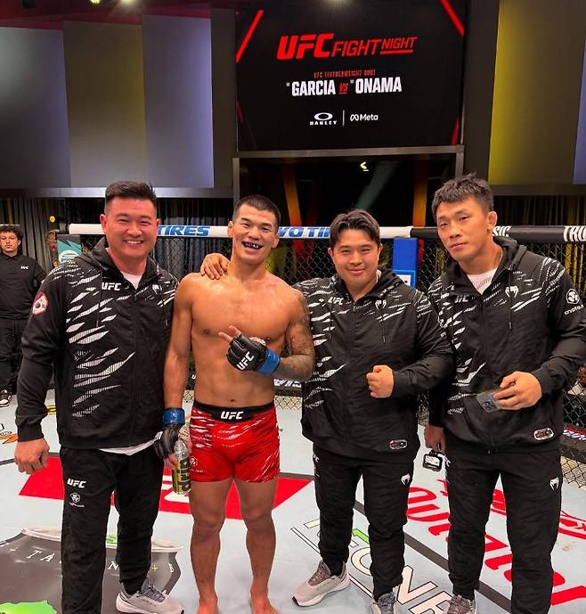 고석현(사진 왼쪽에서 두번째)이 지난달 2일 열린 필 로전에서 완승한 후 관장, 동료 등과 기념촬영을 하고있다. 고석현 SNS 사진 캡처