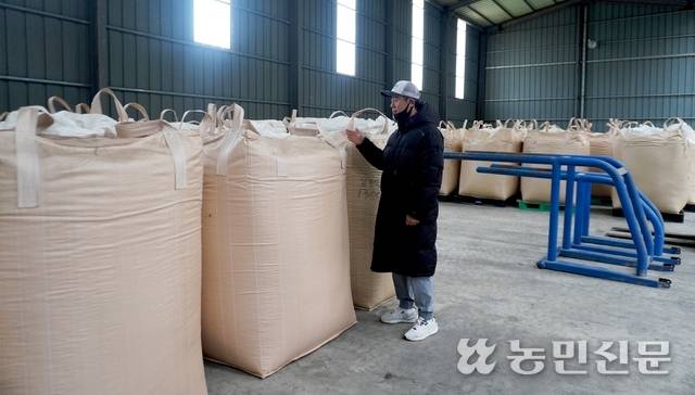 전북 김제 죽산면에서 논콩농사를 짓는 정대일씨가 창고에 보관 중인 올해산 논콩을 보여주고 있다. 1t이 넘는 톤백이 50여개 쌓여 있다.