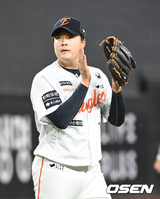 [OSEN=대전, 김성락 기자] 4일 오후 대전 한화생명볼파크에서 ‘2025 신한 SOL Bank KBO리그’ 한화 이글스와 KT 위즈의 경기가 열렸다.이날 홈팀 한화는 와이스, KT는 오원석을 선발로 내세웠다.8회초 무사 1루 한화 한승혁이 KT 허경민을 병살타로 처리한 뒤 박수를 치고 있다. 2025.06.04 / ksl0919@osen.co.kr