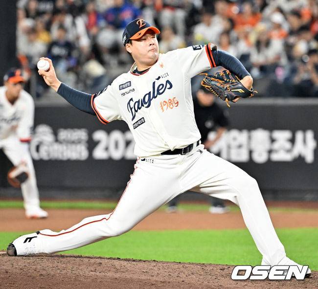 [OSEN=대전, 민경훈 기자] 29일 오후 대전 한화생명볼파크에서 2025 신한 SOL Bank KBO리그 한화 이글스와 LG 트윈스의 경기가 열렸다.한화는 정우주, LG는 임찬규를 선발 투수로 내세웠다.8회초 마운드에 오른 한승혁이 힘차게 공을 뿌리고 있다. 2025.09.29 /rumi@osen.co.kr