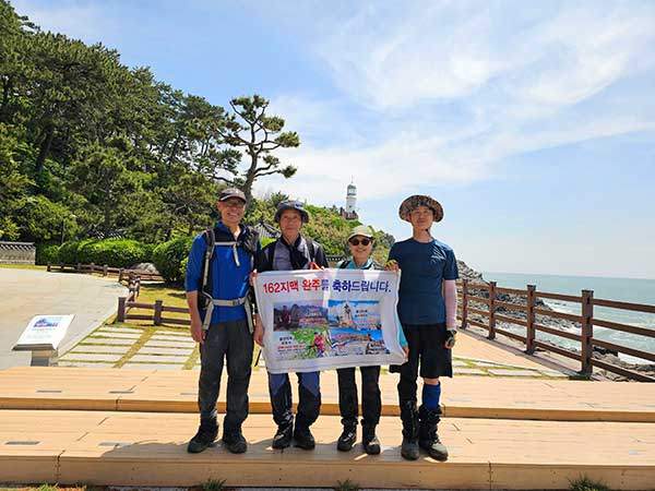 (왼쪽부터) 함께 산줄기 종주를 완주한 늘보, 산본리, 영숙 대장과 김남영씨.