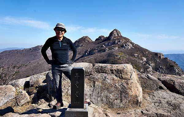 김씨는 가장 기억에 남는 산꾼으로 산줄기 종주의 세계를 열어준 올빼미 산악회 질풍노도 회장을 꼽았다.