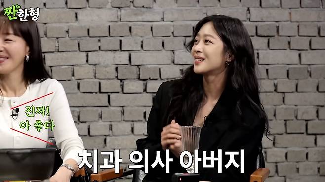 엄지원과 조보아. 유튜브 채널 ‘짠한형 신동엽’ 캡처