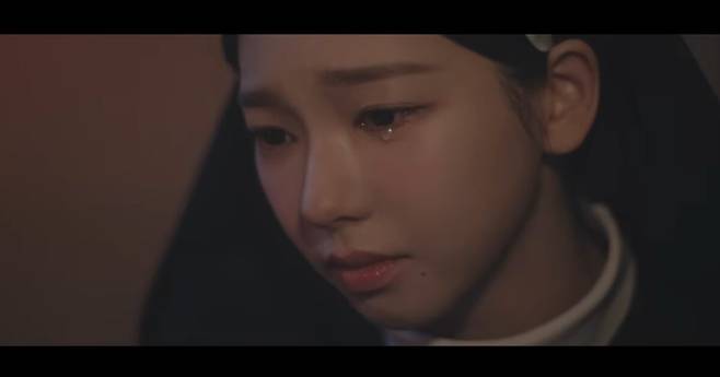 궁금증을 자극하는 카리나의 눈물. 유튜브 채널 '돌고래유괴단' 영상 캡처