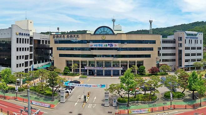 정읍시청사 전경.