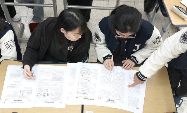 2026학년도 대학수학능력시험(수능) 다음날인 11월 14일 대구 수성구 정화여자고등학교 3학년 교실에서 수험생들이 가채점하고 있다. 연합뉴스