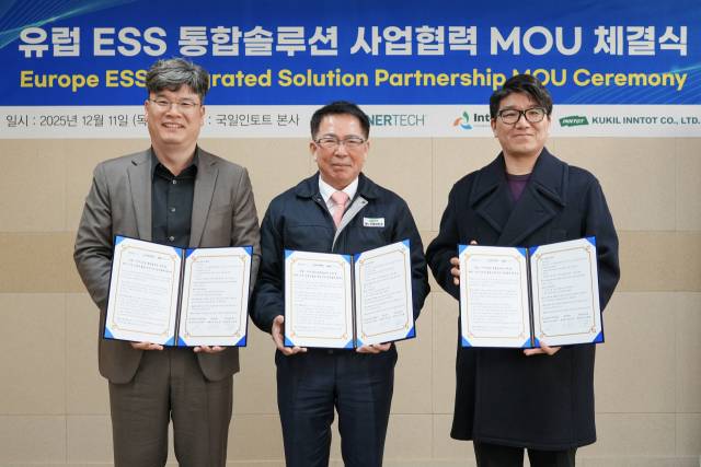 천성관 인터맥 대표(왼쪽부터), 이종철 국일인토트 대표, 강희구 에너테크인터내셔날 영업총괄팀장이 국일인토트 본사에서 협약을 체결하고 있다. 사진제공=국일인토트