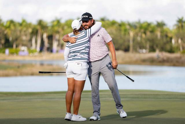 우승 확정 후 포옹을 하는 앤드루 노백(오른쪽)과 로런 코글린. AFP연합뉴스