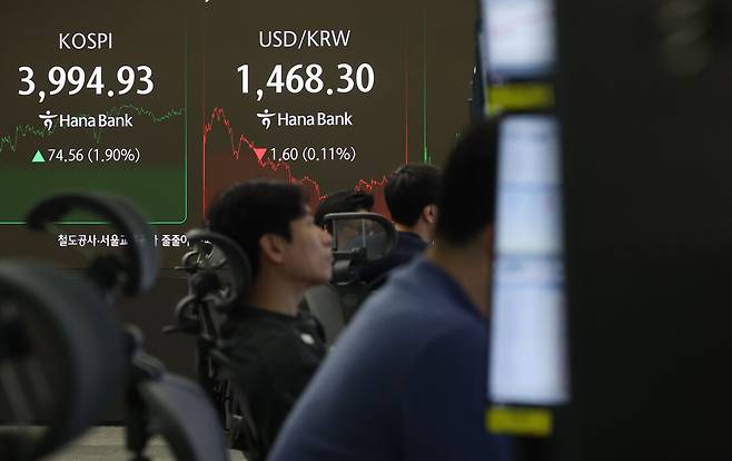 12월2일 오후 서울 중구 하나은행 딜링룸에 1460원을 넘긴 환율이 기록되고 있다. ⓒ연합뉴스