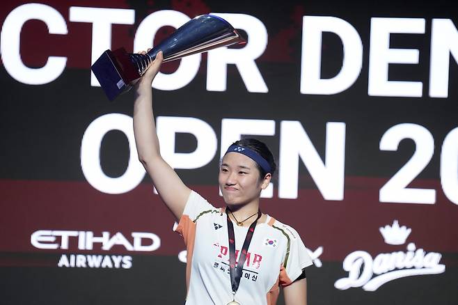 안세영은 17일부터 중국 항저우에서 열릴 BWF 월드투어 파이널스 2025에서 우승하면 단일 시즌 최다승 타이 기록(11승) 외에도 단일 시즌 최고 승률(92.75%)과 대회 최연소 우승 타이틀 수성(19세10개월)을 이뤄낼 수 있다. 사진은 올해 10월 덴마크 오덴세서 열린 덴마크 오픈서 8승을 달성한 모습. 오덴세(덴마크)│AP뉴시스