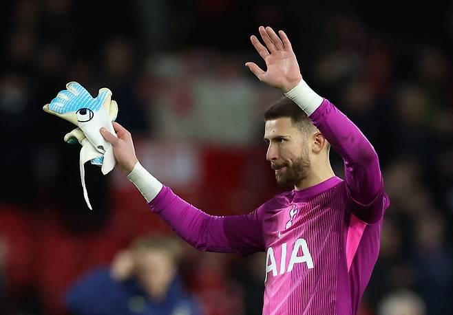 굴리엘모 비카리오가 14일 영국 노팅엄의 시티 그라운드에서 열린 노팅엄과의 2025~2026 잉글랜드 프리미어리그 원정 경기에서 패한 뒤 팬들을 향해 인사하고 있다.  노팅엄 | 로이터연합뉴스