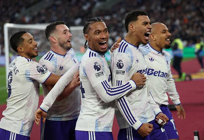 애스턴 빌라 선수들이 14일 웨스트햄전에서 팀의 3번째 득점 후 함께 기뻐하고 있다. 로이터연합뉴스