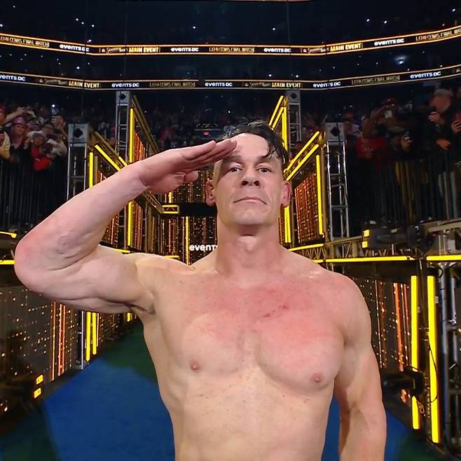 존 시나가 은퇴 경기가 끝난 뒤 경례와 함께 경기장을 떠나고 있다. /사진=WWE 공식 사회관계망서비스(SNS)