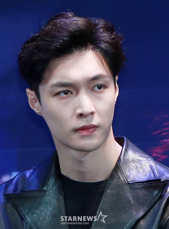 $ 그룹 엑소 레이가 2016년 6월 8일 오전 서울 강남구 삼성동 SMTOWN 코엑스아티움에서 열린 정규 3집 'EX'ACT(이그잭트)' 발매 기념 기자간담회에서 포즈를 취하고 있다. /사진=김창현 기자 chmt@