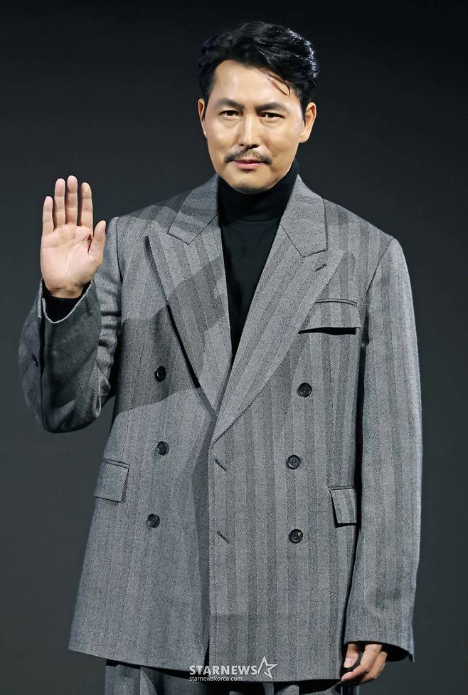 배우 정우성이 15일 오전 서울 강남구 그랜드 인터컨티넨탈 서울 파르나스 호텔에서 진행된 디즈니+ 오리지널 시리즈 '메이드 인 코리아' 제작발표회에 참석해 포즈를 취하고 있다.  부와 권력에 대한 야망을 지닌 남자와 그를 막기 위해 모든 것을 내던진 검사, 시대의 소용돌이 속 펼쳐지는 이야기 '메이드 인 코리아'는 오는 24일 공개된다. /2025.12.15 /사진=이동훈 photoguy@