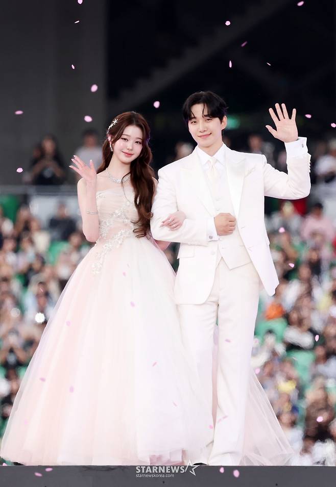 그룹 아이브 장원영, 배우 이준호가 6일 대만 가오슝 내셔널 스타디움에서 진행된 스타뉴스 주최 '10주년 아시아 아티스트 어워즈 2025(10th Anniversary Asia Artist Awards 2025, '10주년 AAA 2025')에서 멋진 무대를 선보이고 있다.   12월 6일~7일 양일에 걸쳐 가오슝 내셔널 스타디움에서 펼쳐지는 '10주년 아시아 아티스트 어워즈 2025(10th Anniversary Asia Artist Awards 2025, '10주년 AAA 2025')'와 페스타 'ACON 2025'는 MTN(머니투데이방송)과 위버스(Weverse)를 통해 각각 TV와 온라인 스트리밍으로 생중계 된다.  /2025.12.06 /사진=김휘선 hwijpg@