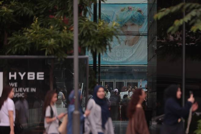 2020년 하이브는 세계 최고의 라이프스타일 플랫폼 기업이 되겠다는 포부를 밝혔다.[사진 | 연합뉴스]