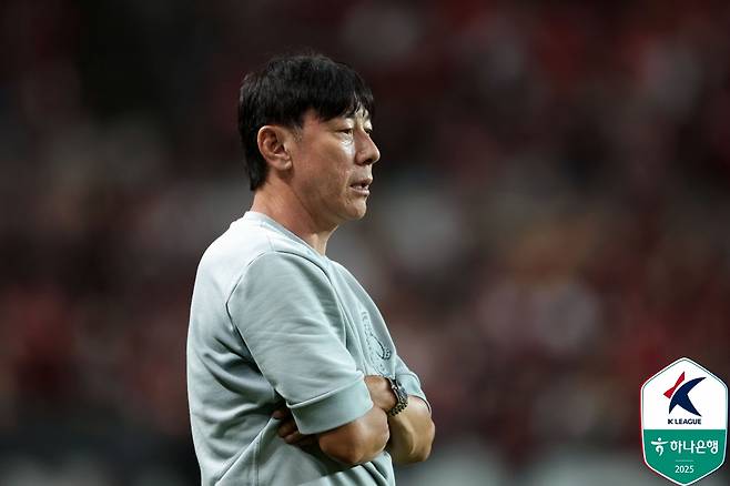 신태용이 정승현의 뺨을 때렸다고 간주되는 영상을 14일 중앙일보가 공개했다. 축구팬들은&nbsp;다양한 반응을 보이는 중이다. 일부 축구 팬들은 친근함의 표시라도 가장 중요한 건 당사자인 정승현의 심정이라고 주장했다. 때리는 강도를 떠나 맞는 사람인 정승현이 불쾌감을 느꼈다면, 이는 폭행으로 봐야 한다며 정승현의 손을 들어줬다. 몇몇 팬은 외국 선수들과 감독들의 비슷한 장면을 근거로 폭행으로 보기 어렵다고 반박하기도 했다. 한국프로축구연맹