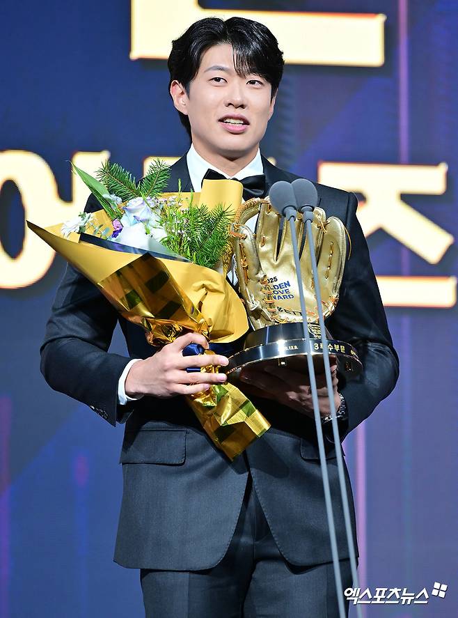 9일 오후 서울 송파구 잠실 롯데호텔 월드에서 열린 2025 신한은행 SOL 뱅크 '2025 KBO 골든글러브' 시상식, 키움 송성문이 3루수 부문 골든글러브를 수상했다.  3루수 부문 골든글러브를 수상한 키움 송성문이 소감을 말하고 있다. 엑스포츠뉴스 DB